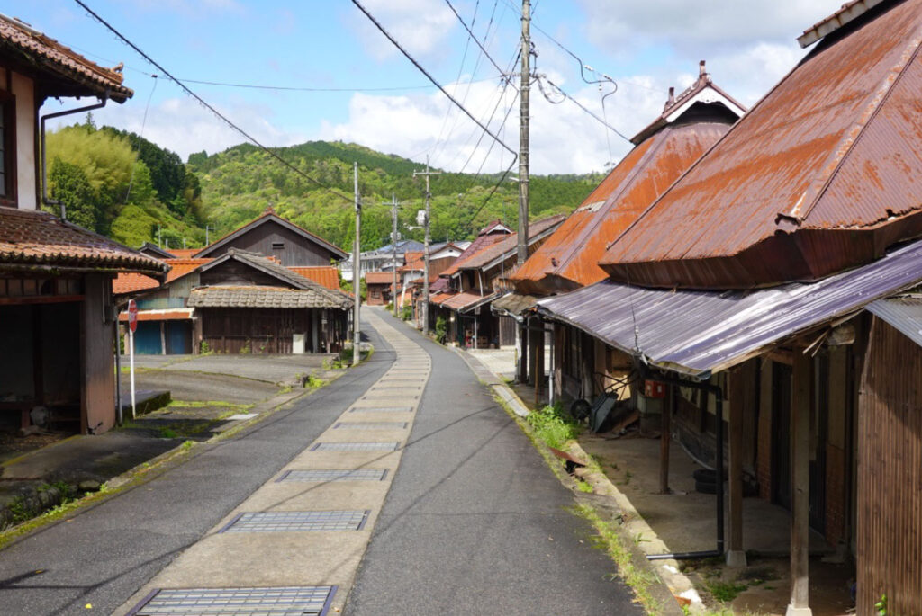 佐々並の町並みにはめずらしい茅葺きの町家が残る
