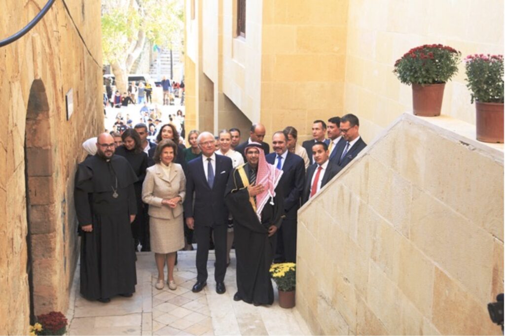 スウェーデン国王・王妃によるサルト訪問の写真（The Jordan Times記事より）
スウェーデンのカール16世グスタフ国王とシルヴィア王妃がサルトのエコミュージアムを訪問したとの記事（2022年11月）。名高いヨルダンの王室外交の舞台としてもサルトは用いられています。JICAにとってもこれほど支援成果を実感できるシーンはなかったでしょう。