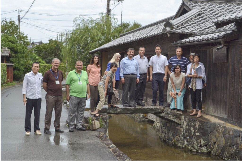ヨルダンから本邦研修に来たヨルダン観光遺跡省事務次官、サルト市長、サルト住民NGO代表など
（2014年8月 萩市藍場川で 写真提供：萩博物館））
