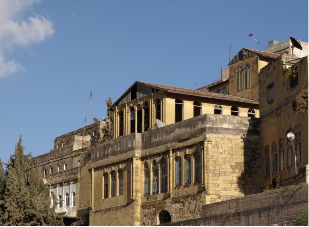 黄色いライムストーンで造られた伝統建築