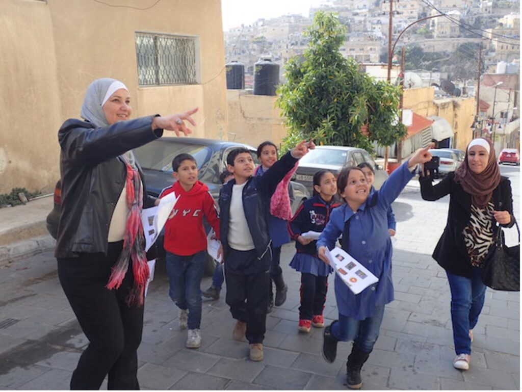 博物館学芸員による子供たち向けのたから探しワークショップの風景