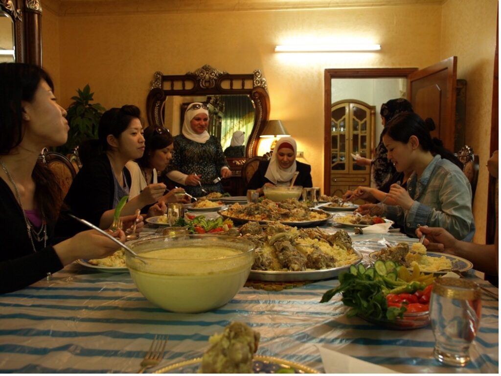 エコミュージアムで開発されたサテライトの一つ「ホームビジット」 家のお母さんが観光客に家庭料理をふるまう