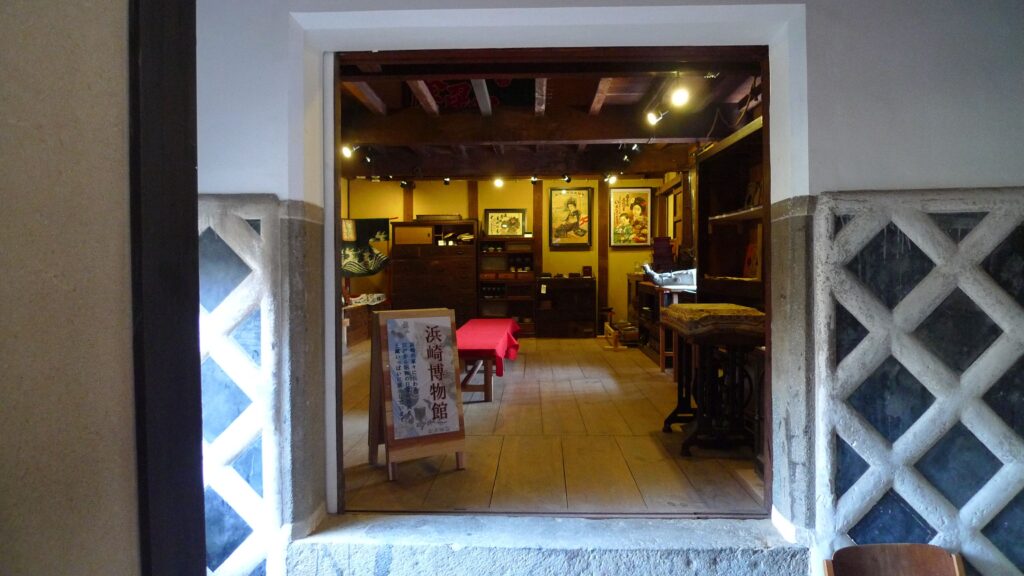 「浜崎博物館」（萩市浜崎伝建地区内の旧山村家）
修理を終えた土蔵を使い、浜崎しっちょる会（住民まちづくり組織）のメンバーが手作りで展示替えを楽しんでいる
