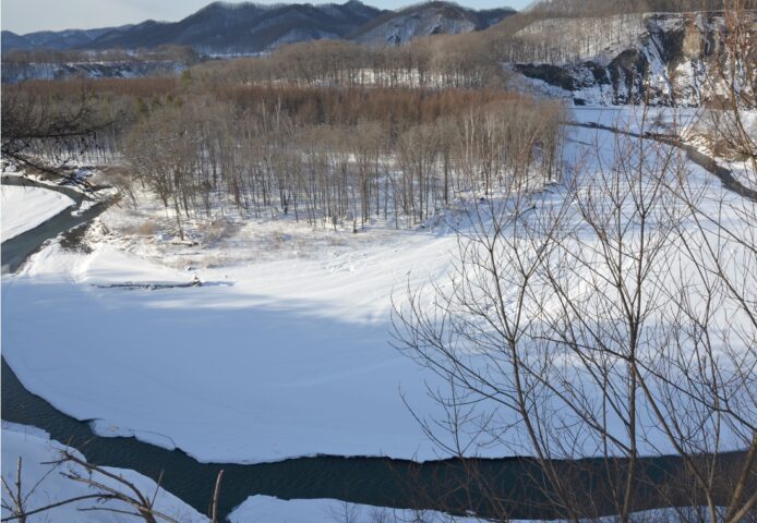 冬の沙流川（額平川）の景観